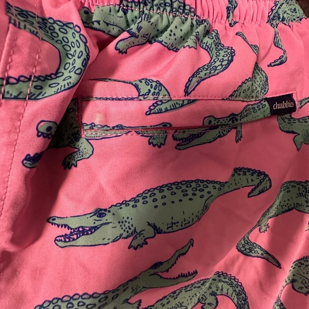 Chubbies Swim Trunks Medium Pink Mens Alligator Print Swimwear Pool Summer